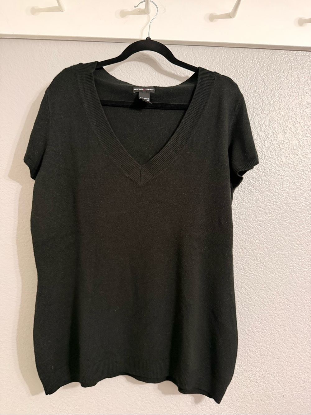 New York & Company Black V-Neck Short Sleeve Knit Sweater